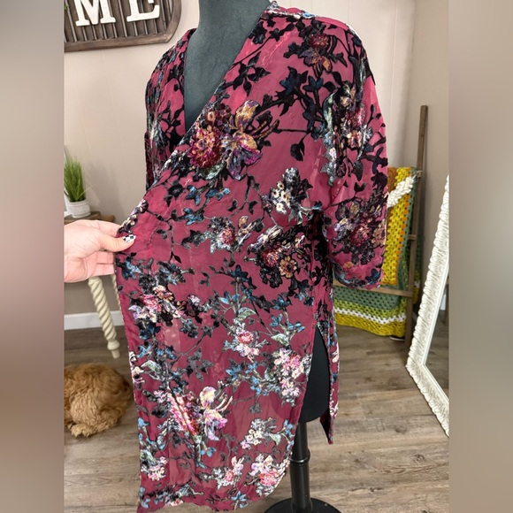 Arizona Jean Co. • Burnout Velvet Floral Kimono - Picture 6 of 11